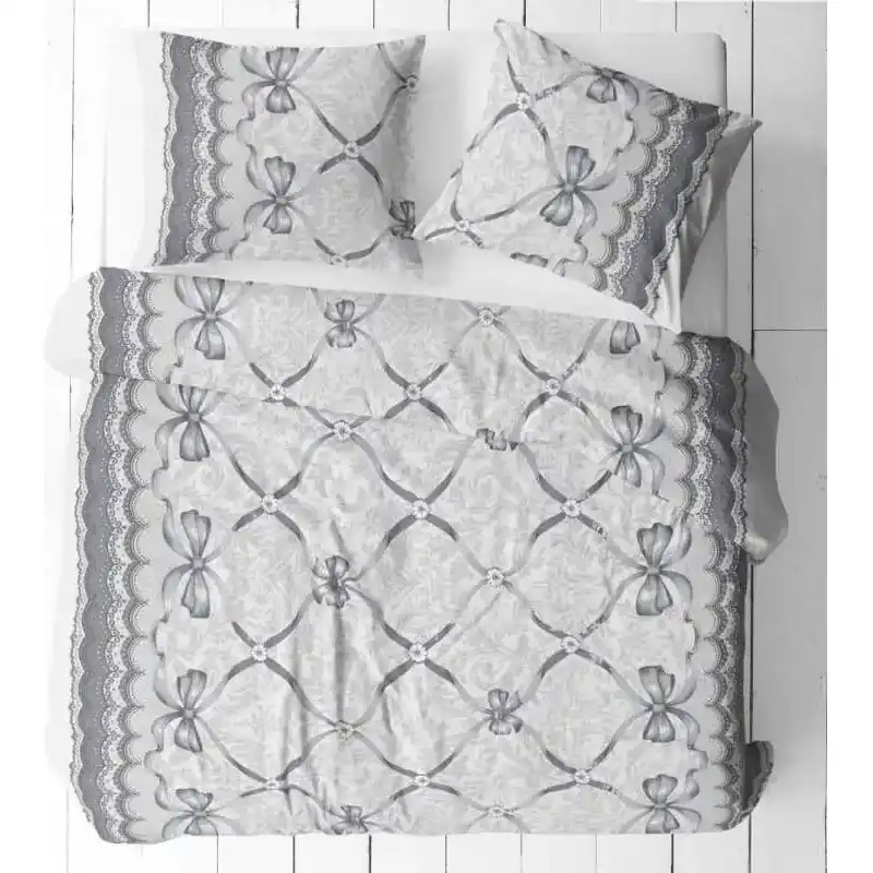 Mašličky šedé bavlnená súprava obliečok M53 1+1 je vyrobená zo 100% bavlny a dostupná vo veľkostiach 140x200 cm, 140x220 cm a 160x200 cm. S jemným povrchom a priedušnosťou je vhodná na celoročné používanie, čo zaisťuje komfortný spánok v každom ročnom období. Súprava 1+1 obsahuje jednu obliečku na paplón a jednu obliečku na vankúš.