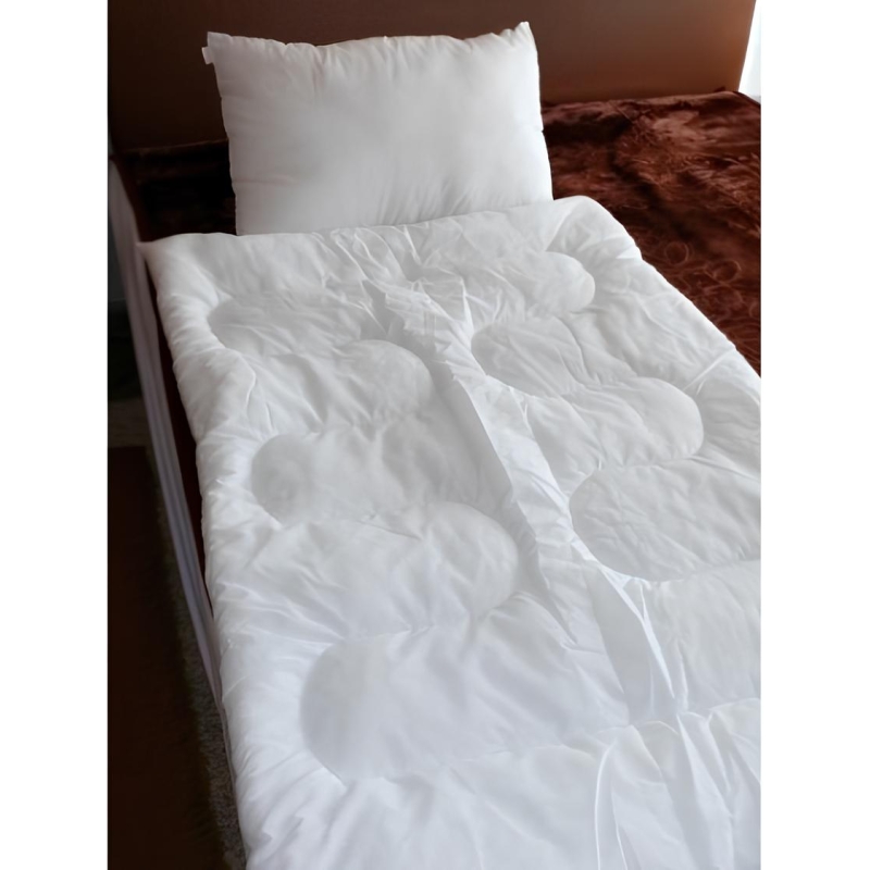 Detský vankúš v rozmeroch 45x65 cm alebo 50x70 cm s poťahom zo 100 % bavlny a hypoalergénnou výplňou z PeS guličiek je ľahký a priedušný – ideálny na celoročné používanie, pretože sa prispôsobí potrebám dieťaťa a podporí zdravý spánok.