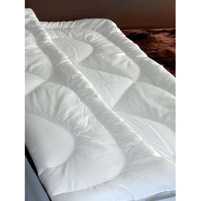 Univerzálny bavlnený paplón vo veľkostiach 135x220 cm (alebo 100x150 cm) má povrch z 100% bavlny a výplň z PeS rúna s hmotnosťou 1120 g. Vďaka prirodzenej priedušnosti je vhodný na celoročné použitie, ponúka príjemný pocit po kúpeli a rýchle schnutie.