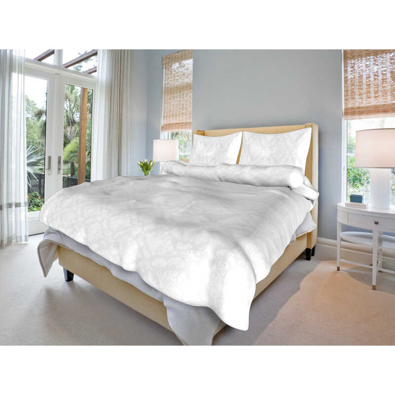 Damašková biela súprava obliečok 1+1 je dostupná vo veľkostiach 140 × 200 cm a 140 × 220 cm. S plošnou hmotnosťou 200 g/m² a priedušným damaškovým povrchom poskytuje príjemný celoročný komfort. Súprava 1+1 obsahuje jednu obliečku na paplón a jednu obliečku na vankúš.