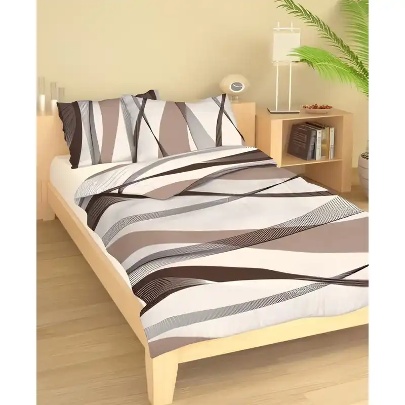 Sahara bežová bavlnená súprava obliečok krep 1+1 je vyrobená zo 100 % bavlny a dostupná v rozmeroch 140×200 cm a 140×220 cm. S plošnou hmotnosťou 140 g/m² je priedušná a ideálna na letné mesiace, čo zaisťuje príjemný spánok. Súprava 1+1 obsahuje jednu obliečku na paplón a jednu obliečku na vankúš.