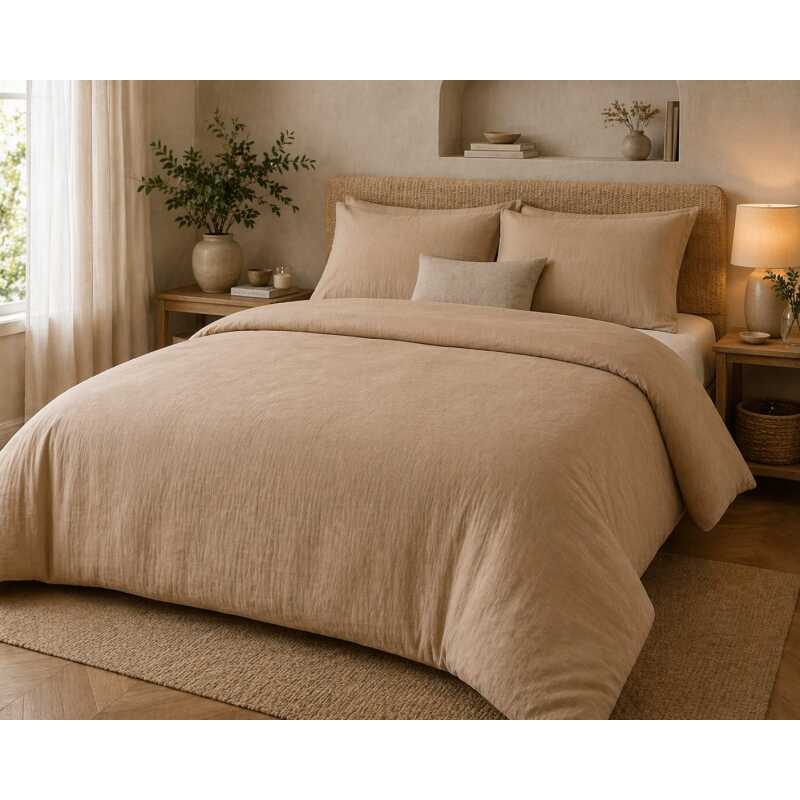 Mušelínová súprava obliečok 1+1 vo veľkostiach 140×200 cm, 140×220 cm a 160x200 je vyrobená zo 100 % bavlny s plošnou hmotnosťou 120 g/m². Jej priedušnosť a ľahkosť ju robia ideálnou na letné mesiace a prechodné obdobia. Súprava 1+1 obsahuje jednu obliečku na paplón a jednu obliečku na vankúš.