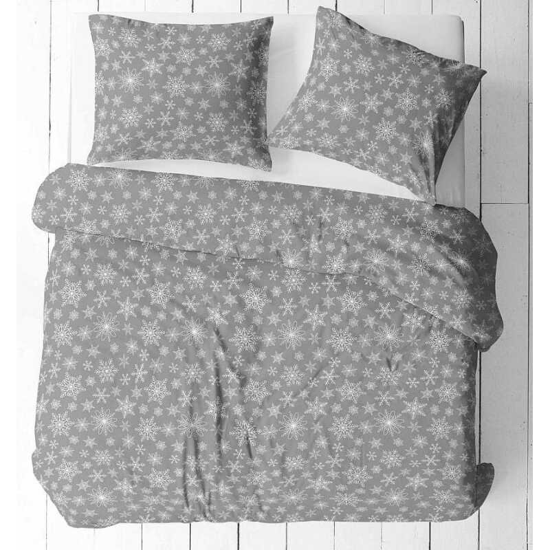 Bavlnená súprava obliečok 1+1 je vyrobená zo 100% bavlny s plošnou hmotnosťou 130 g/m². Dostupná vo veľkostiach 140x200 cm, 140x220 cm, 200x220 cm a 200x240 cm, ponúka príjemnú priedušnosť a je vhodná na celoročné používanie. Súprava 1+1 obsahuje jednu obliečku na paplón a jednu obliečku na vankúš 70x90 cm. Varianty 200x220 a 200x240 cm sú dodávané ako súprava 1+2 - jedna obliečka na paplón a dve obliečky na vankúš.