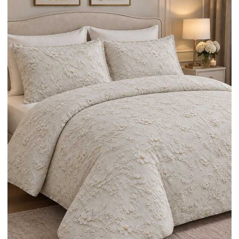 Bavlnená súprava obliečok 1+1 je vyrobená zo 100% bavlny s plošnou hmotnosťou 130 g/m². Dostupná vo veľkostiach 140x200 cm, 140x220 cm, 200x220 cm a 200x240 cm, ponúka príjemnú priedušnosť a je vhodná na celoročné používanie. Dezén vytvára 3D efekt - pôsobí trojrozmerným dojmom. Súprava 1+1 obsahuje jednu obliečku na paplón a jednu obliečku na vankúš 70x90 cm. Varianty 200x220 a 200x240 cm sú dodávané ako súprava 1+2 - jedna obliečka na paplón a dve obliečky na vankúš.